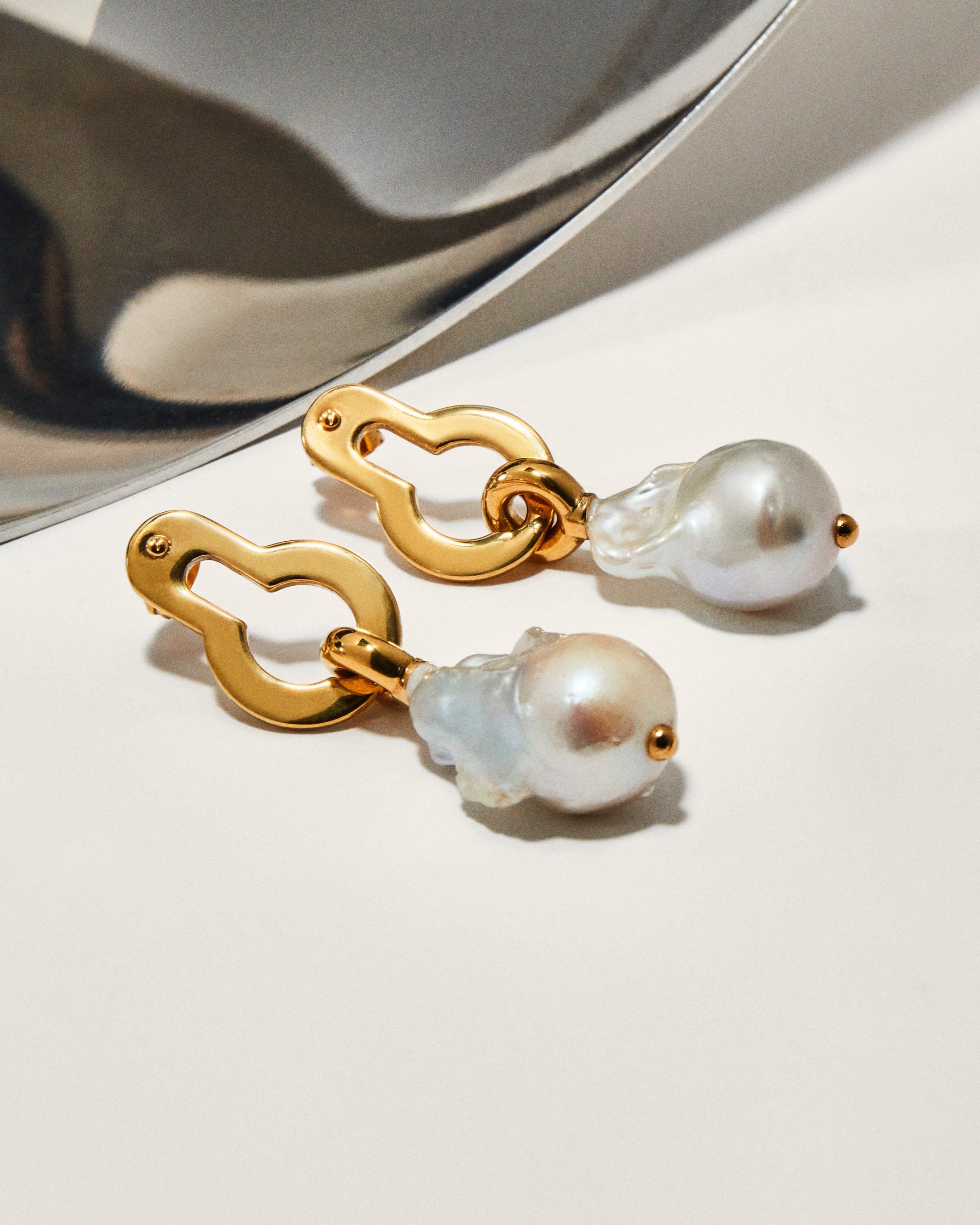 Mulberry Amberley pearl earrings in gold